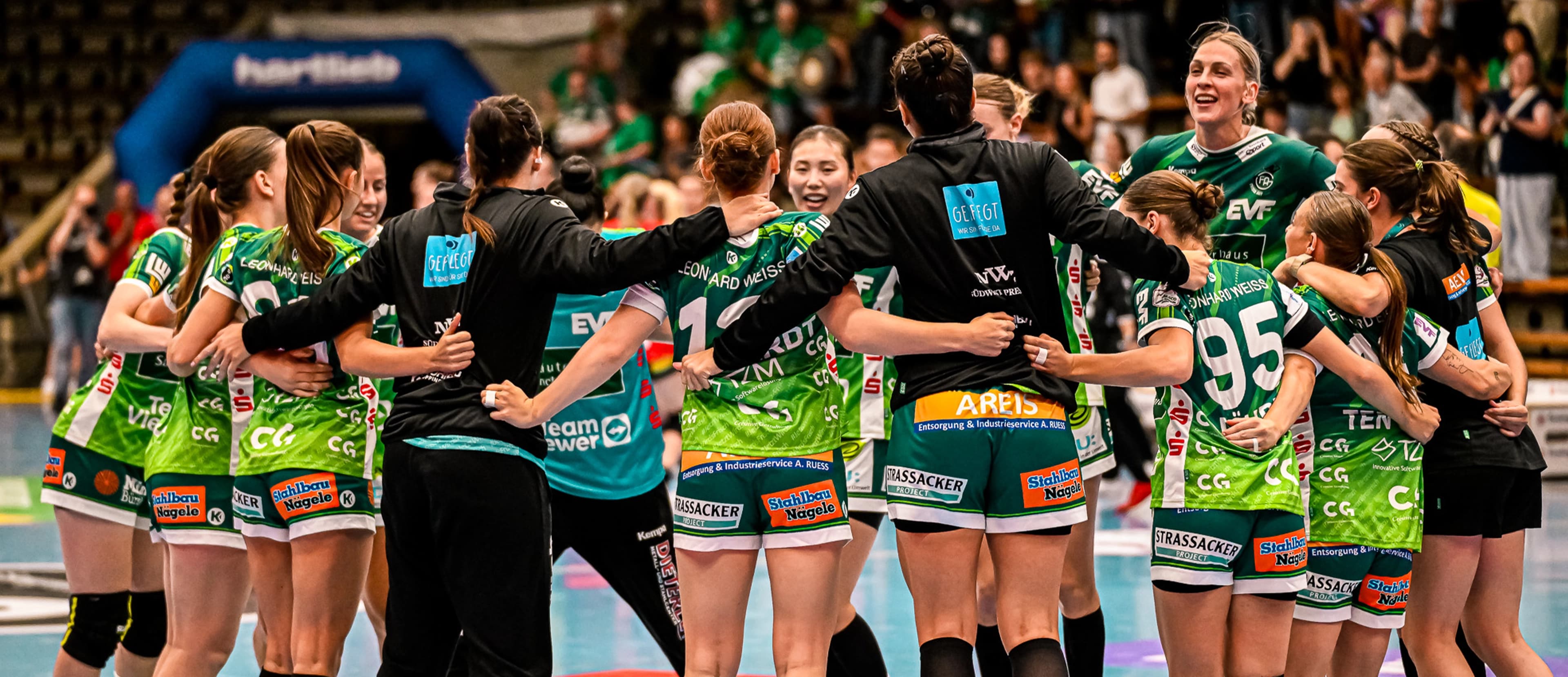 Heimsiegjubel der Frisch Auf Frauen gegen den HC Leipzig